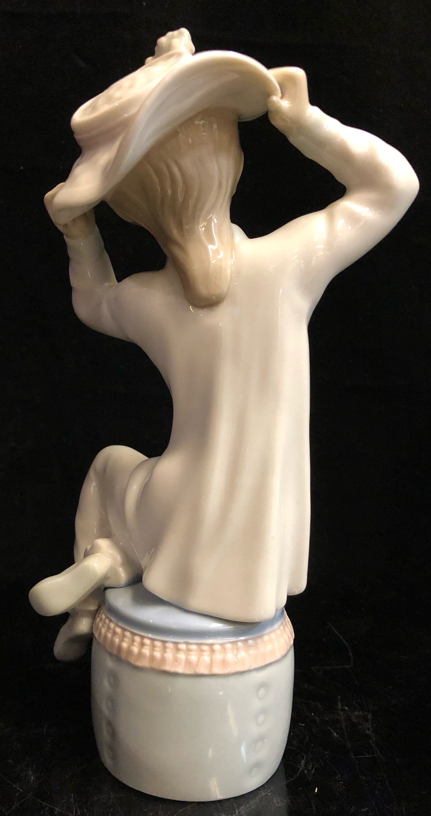 Lladro Girl with Bonnett