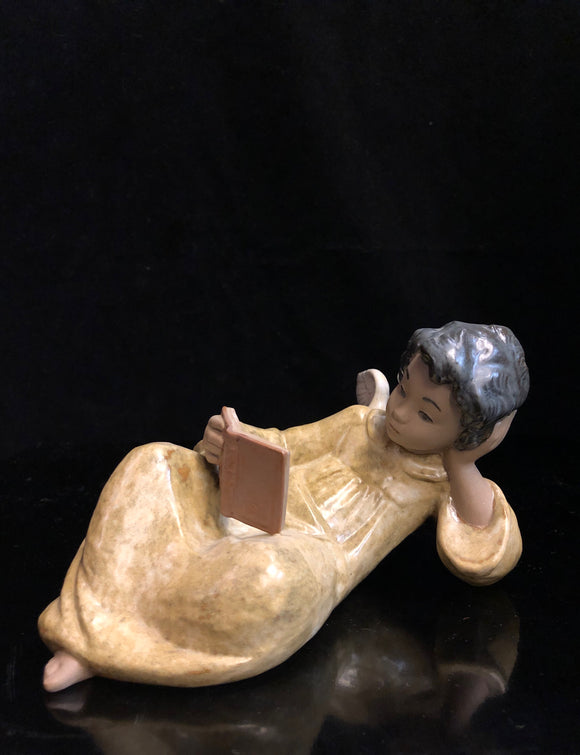 Lladro Devoted Reader