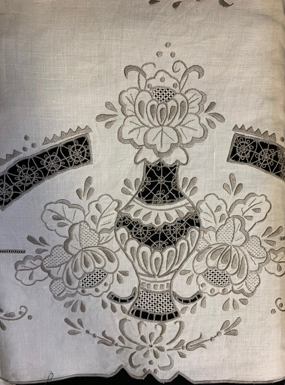 Vase Pattern Hand-Embroidered Linen Tablecloth Set