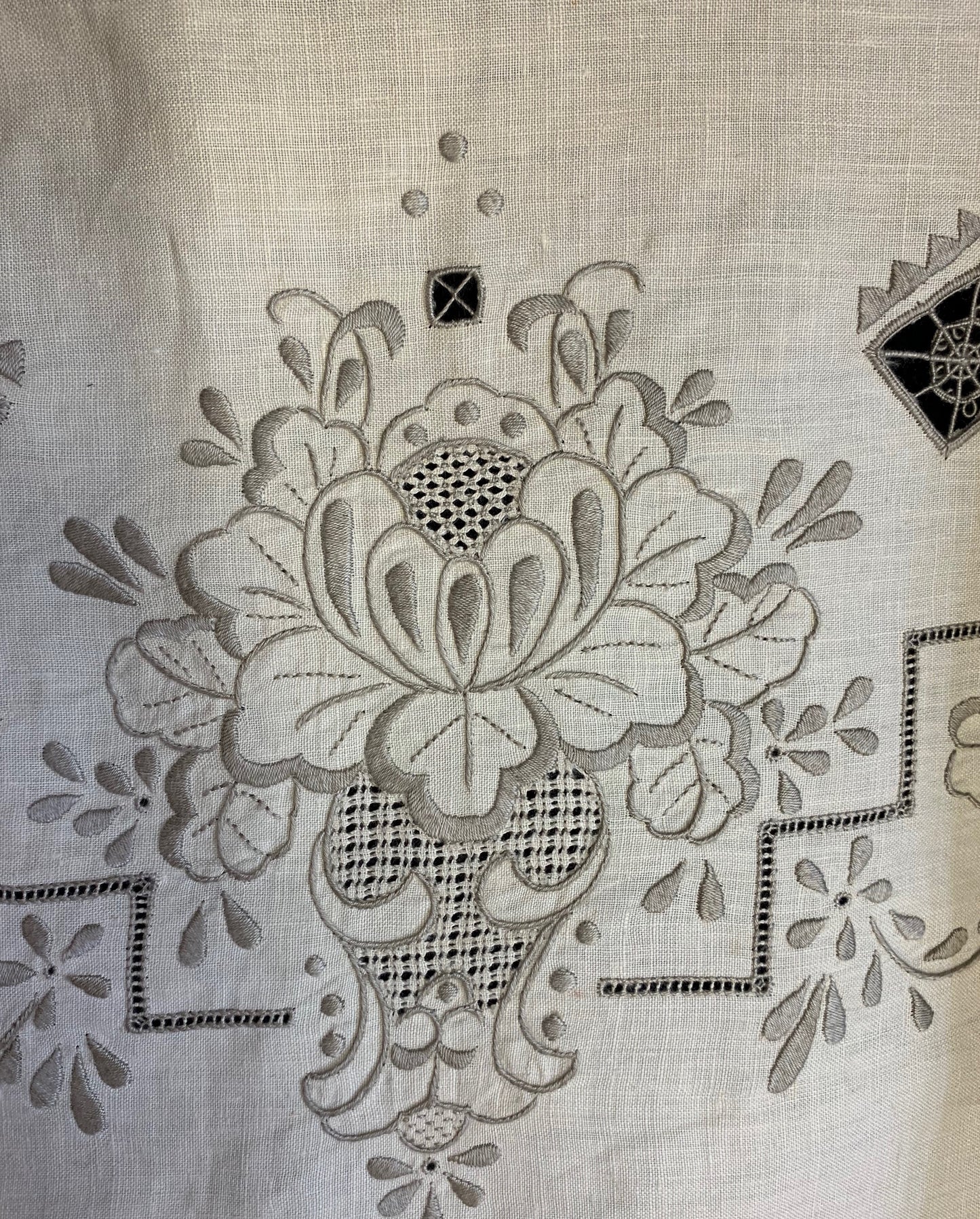 Vase Pattern Hand-Embroidered Linen Tablecloth Set