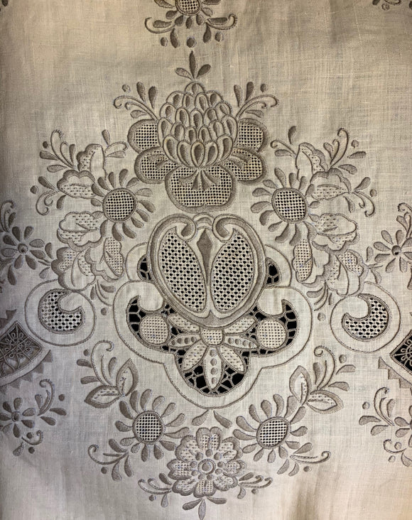 Hand-Embroidered Linen Tablecloth Set