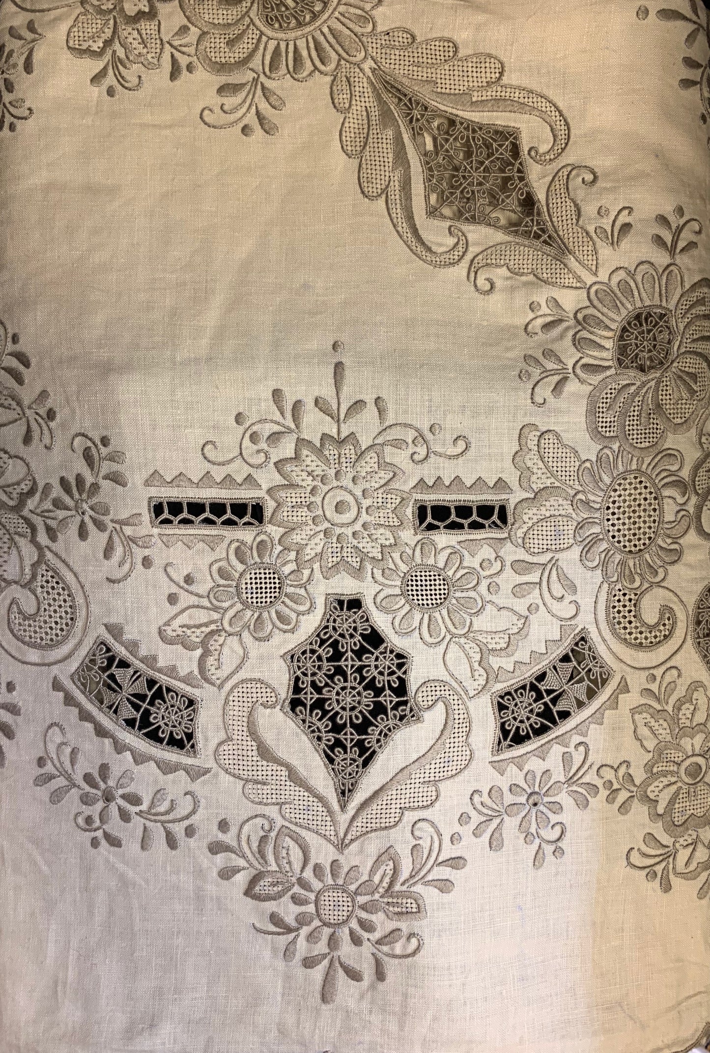 Hand-Embroidered Linen Tablecloth Set